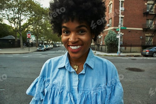 Preview: Portrait of young female fashion blogger with afro hair on urban street, New York, USA