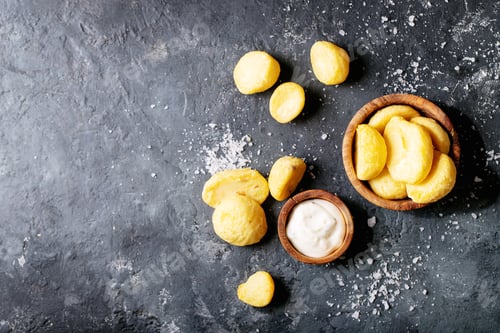 Preview: Fried potatoes served with tartar sauce