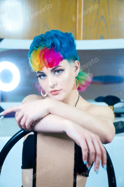 Preview: Female professional model in a hairstyling masterclass posing for the camera