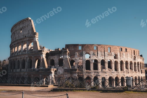 Aperçu: Historic Colosseum in Rome, Italy on a clear sunny day