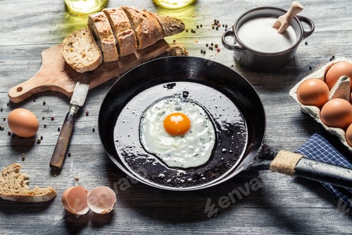 Preview: Preparing for frying eggs on a pan
