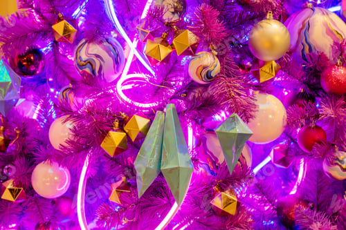 Visualização: Fundo de néon festivo com árvore de natal com brinquedos e guirlanda de luz. Conceito de férias de inverno