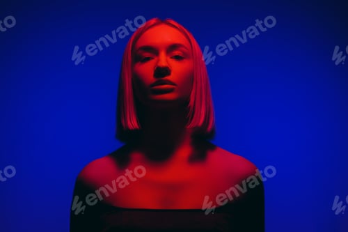 Preview: Blond lady on blue background