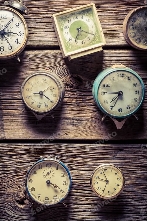 Preview: Vintage clocks on the wooden wall