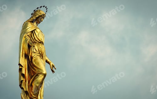 Preview: A golden sculpture