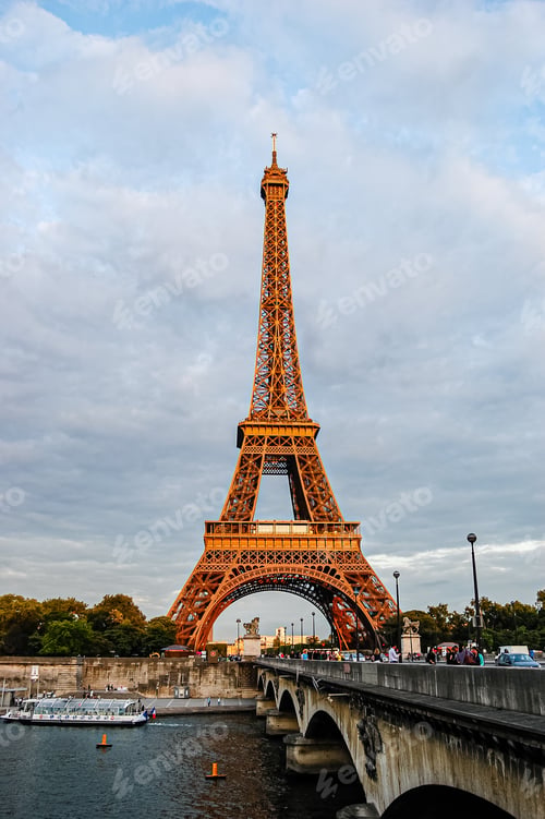 Preview: Vertical shot of the Eiffel Tower in Paris, France