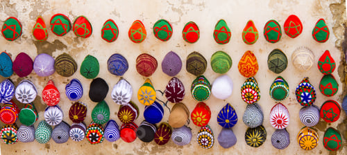 Preview: Wall displaying hats of different colors reflecting a happy mood