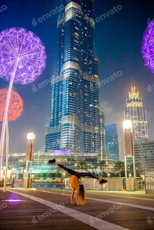 Vista previa: Happy girl walking in Dubai with skyscraper in the background