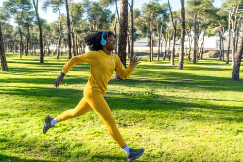 Preview: A girl in a yellow tracksuit jogs in the park