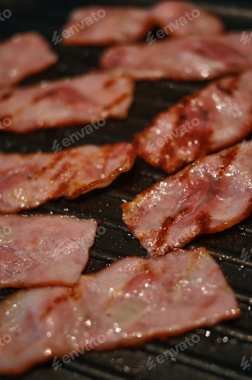 Preview: Close up of grilled bacon on the frying pan
