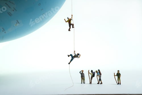 Preview: a group of mountaineers watches climbers pulling themselves up on a globe with a rope.