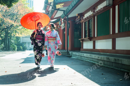 Preview: Japanese women with kimono walking in Tokyo