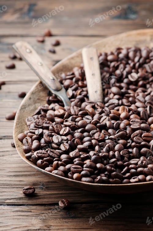 Preview: Raw coffee beans on the wooden table