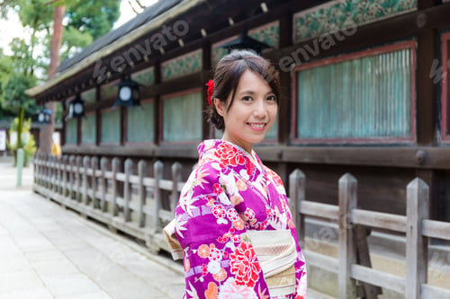 Preview: Asian Woman wearing the kimono dress at temple