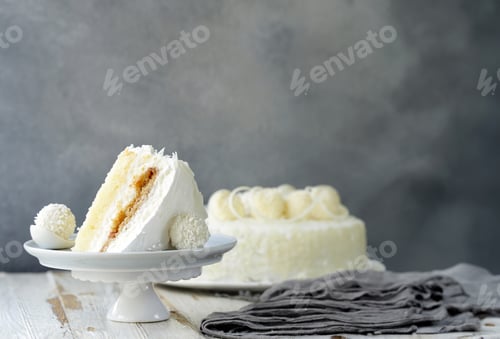 Preview: white coconut cake with creamy cream
