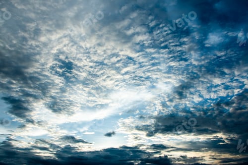 Vorschau: bunter dramatisch Himmel mit Wolke bei Sonnenuntergang
