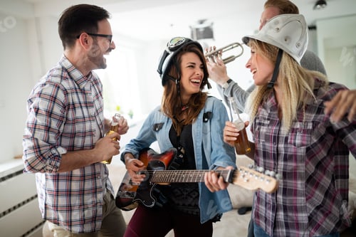 Visualização: Grupo de amigos felizes se divertindo e festejando