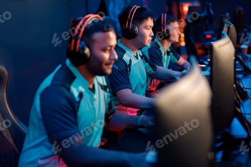 Preview: Young Asianman gaming with his friends in cyber club