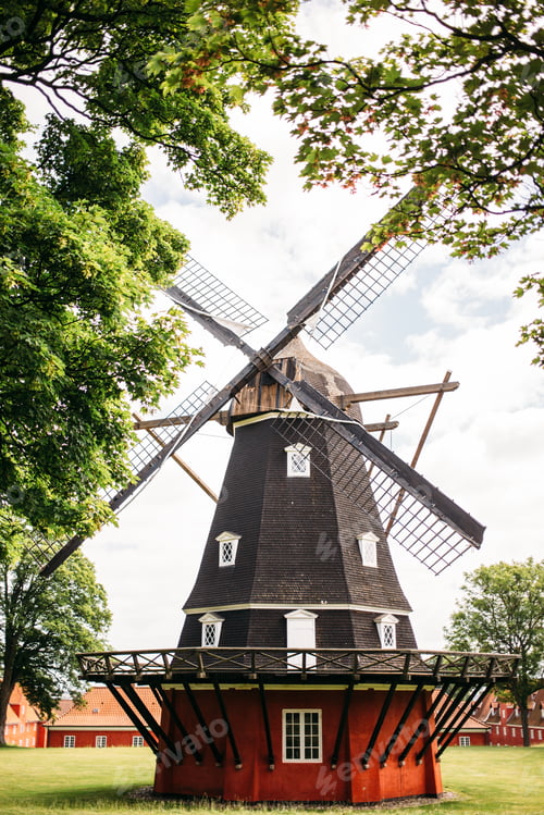 Preview: Windmill Up Close
