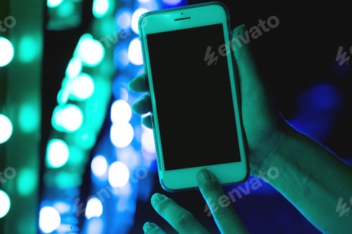 Preview: Woman's hand showing smartphone screen