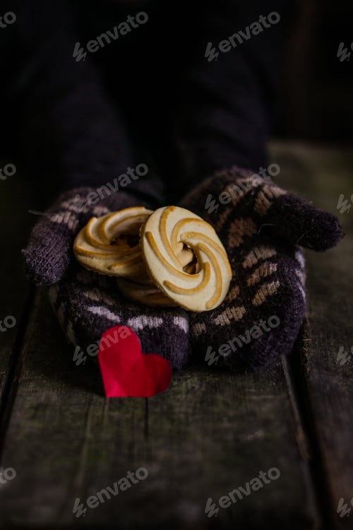 Preview: Cookie In Hands And Heart On The Table
