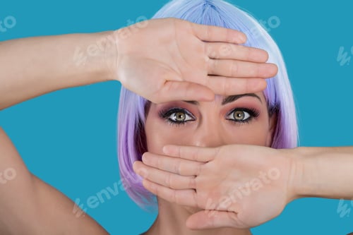 Preview: Glamour woman closing face with hands
