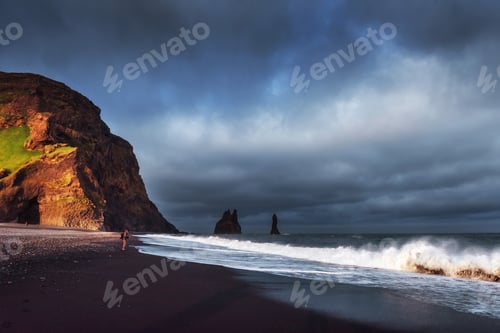 Preview: Famous Reynisdrangar rock formations at black Reynisfjara Beach