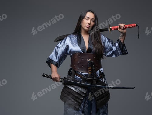 Preview: Ancient eastern woman with katanas and kimono