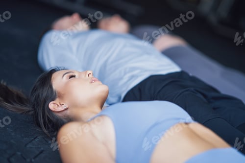 Preview: Group of people working out in a gym