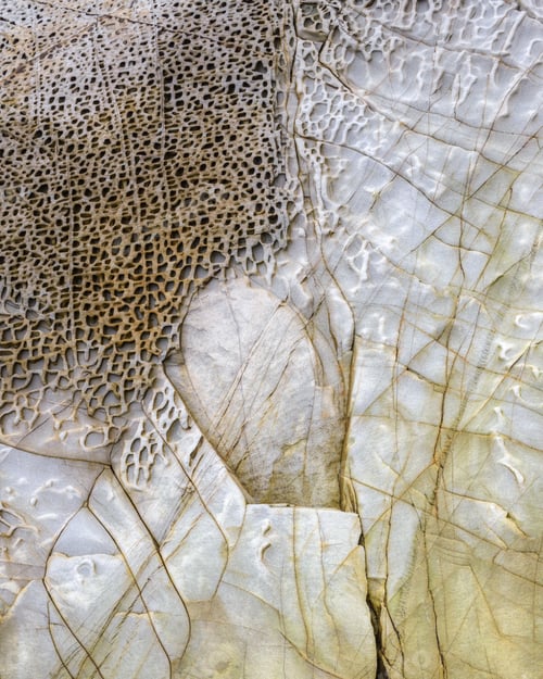 Preview: Beehive structure in white sandstone