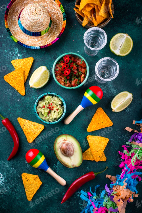 Vista previa: Traditional Mexican food nachos, salsa, guacamole, tequila.