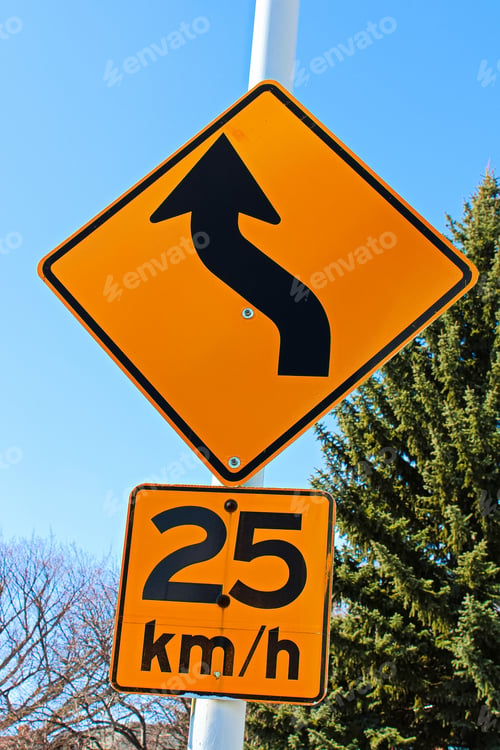 Preview: Curve in the road sign with speed recommendation