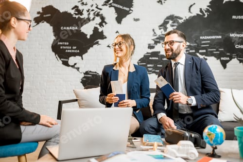 Preview: Businesscouple at the travel agency office