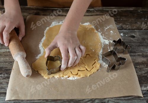 Vista previa: Manos de mujer cocinando galletas de Año Nuevo en Navidad