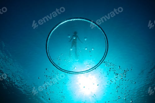 Preview: Bubble ring with diver swimming in blue water
