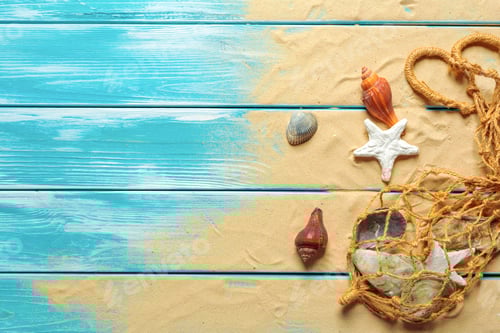 Vista previa: cuerda de mar con muchas conchas marinas diferentes sobre la arena del mar sobre un fondo de madera azul. Vista superior