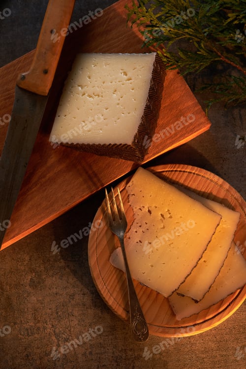 Preview: Spanish Manchego cheese wedge