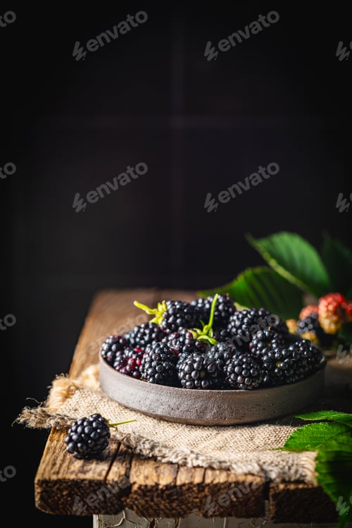 Preview: Ripe blackberries with leaves