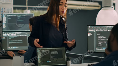 Vista previa: Programadores que colaboran en un proyecto grupal hablando sobre el algoritmo de codificación