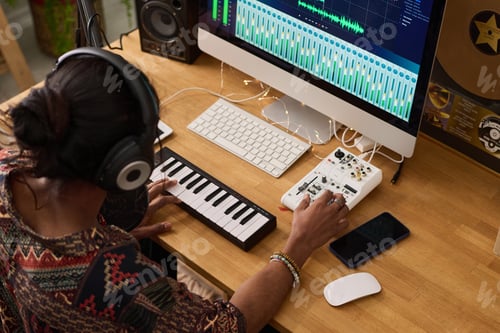 Preview: Producer Creates Electronic Music at Home Studio