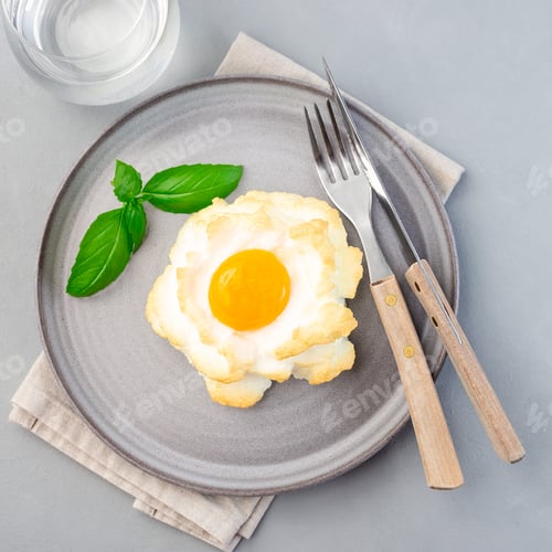 Preview: Trendy cloud or fluffy egg dish on a gray plate, top view, square format