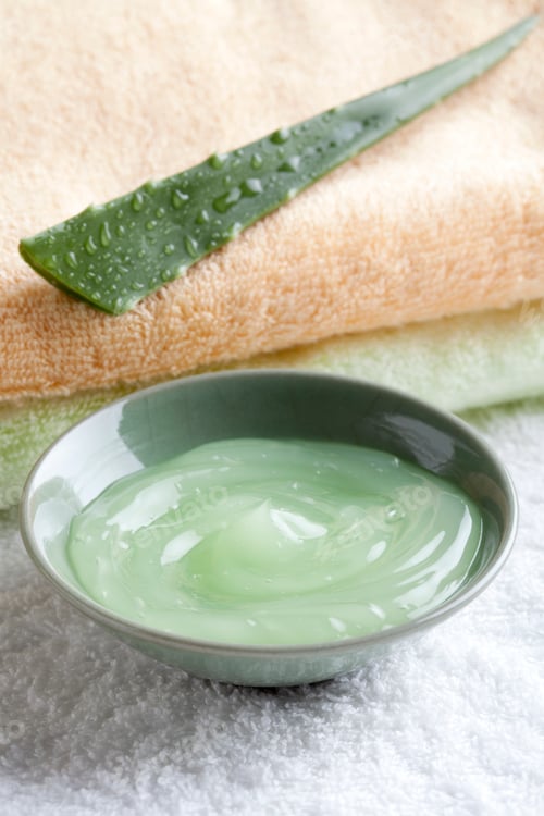 Preview: Aloe vera gel and fresh aloe leaf