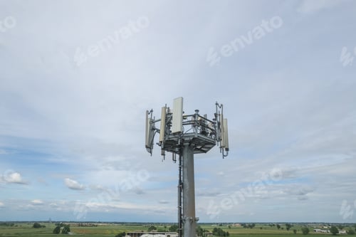 Preview: broadcast mobile 4g lte 5g antenna in a rural field in countryside