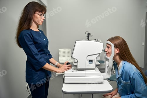 Preview: Patient being prepared for eye examination by optometrist
