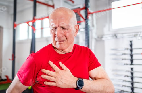 Preview: Senior man at the gym suffering from pain in shoulder