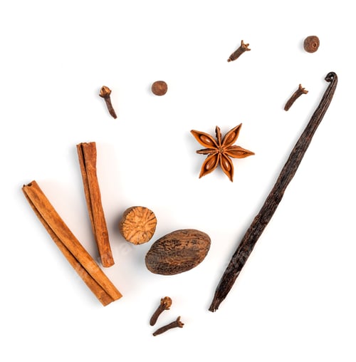 Preview: cinnamon, nutmeg and vanilla on a white background