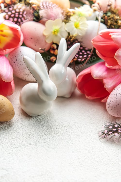 Preview: A bouquet of tulips, Easter bunnies and eggs.