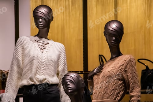 Preview: Mannequin in a shopping center in a shop window. Big seasonal sale.