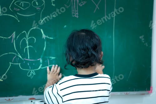 Visualização: Um garotinho com uma imaginação brilhante é claramente visível na lousa.