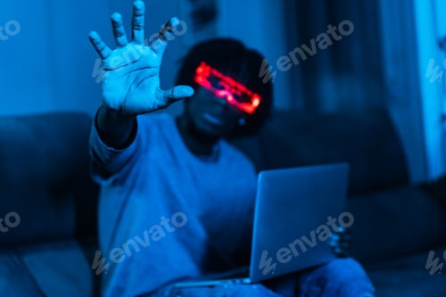 Vista previa: Gamer using augmented reality goggles at home
